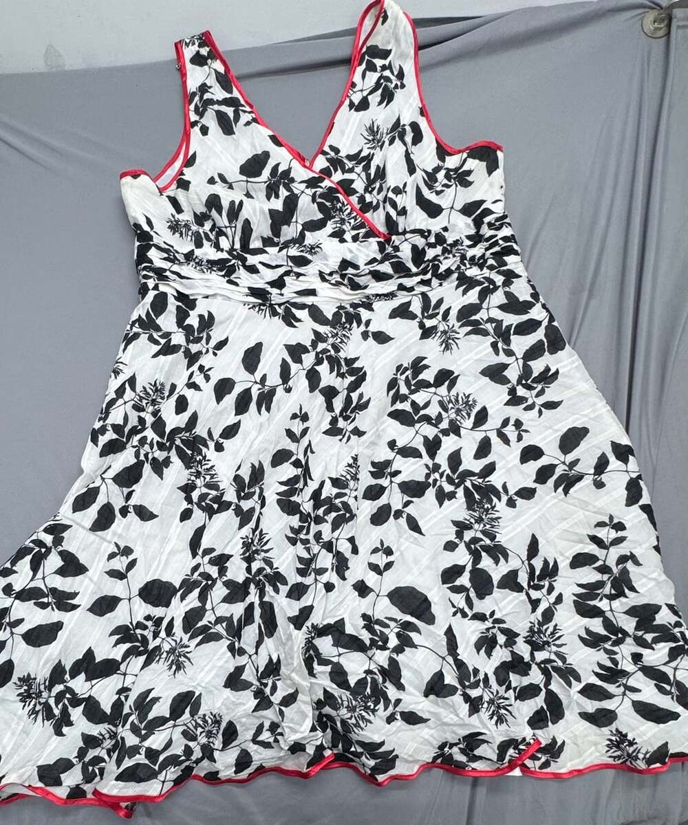 Cato Woman Dress Size 24W Black White Floral V-Neck Sleeveless